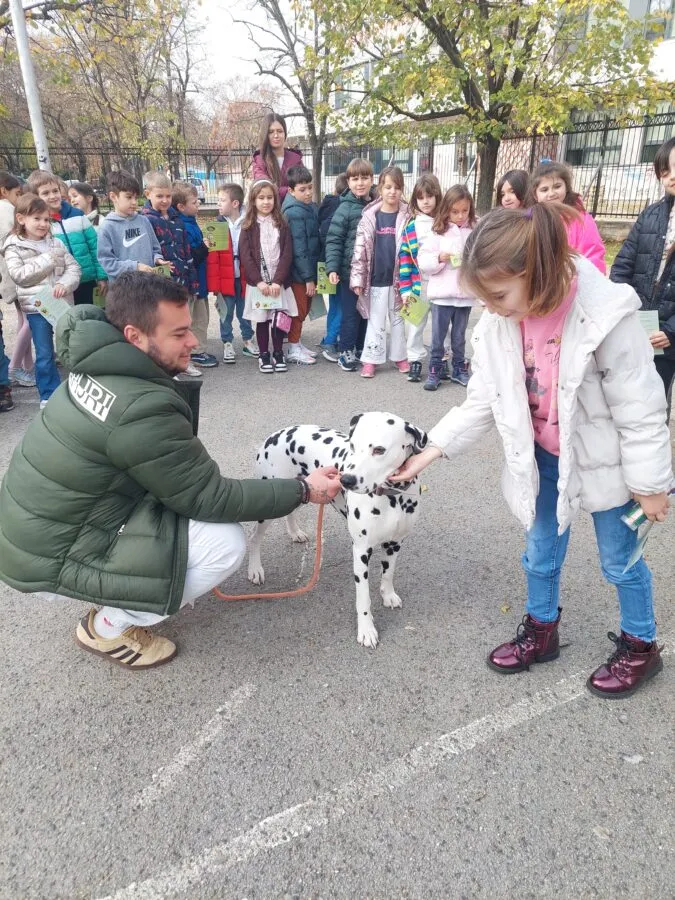 Како кучето и детето да бидат весели и безбедни пријатели Како кучето и детето да бидат весели и безбедни пријатели, 17-11-2025 - слика 1