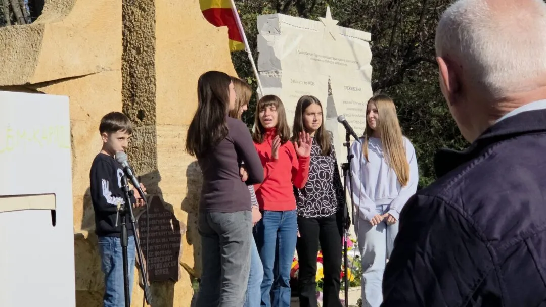Знамето се вееше гордо и праќаше порака: СКОПЈЕ Е ОСЛОБОДЕНО! Знамето се вееше гордо и праќаше порака: СКОПЈЕ Е ОСЛОБОДЕНО!, 13-11-2025 - слика 1